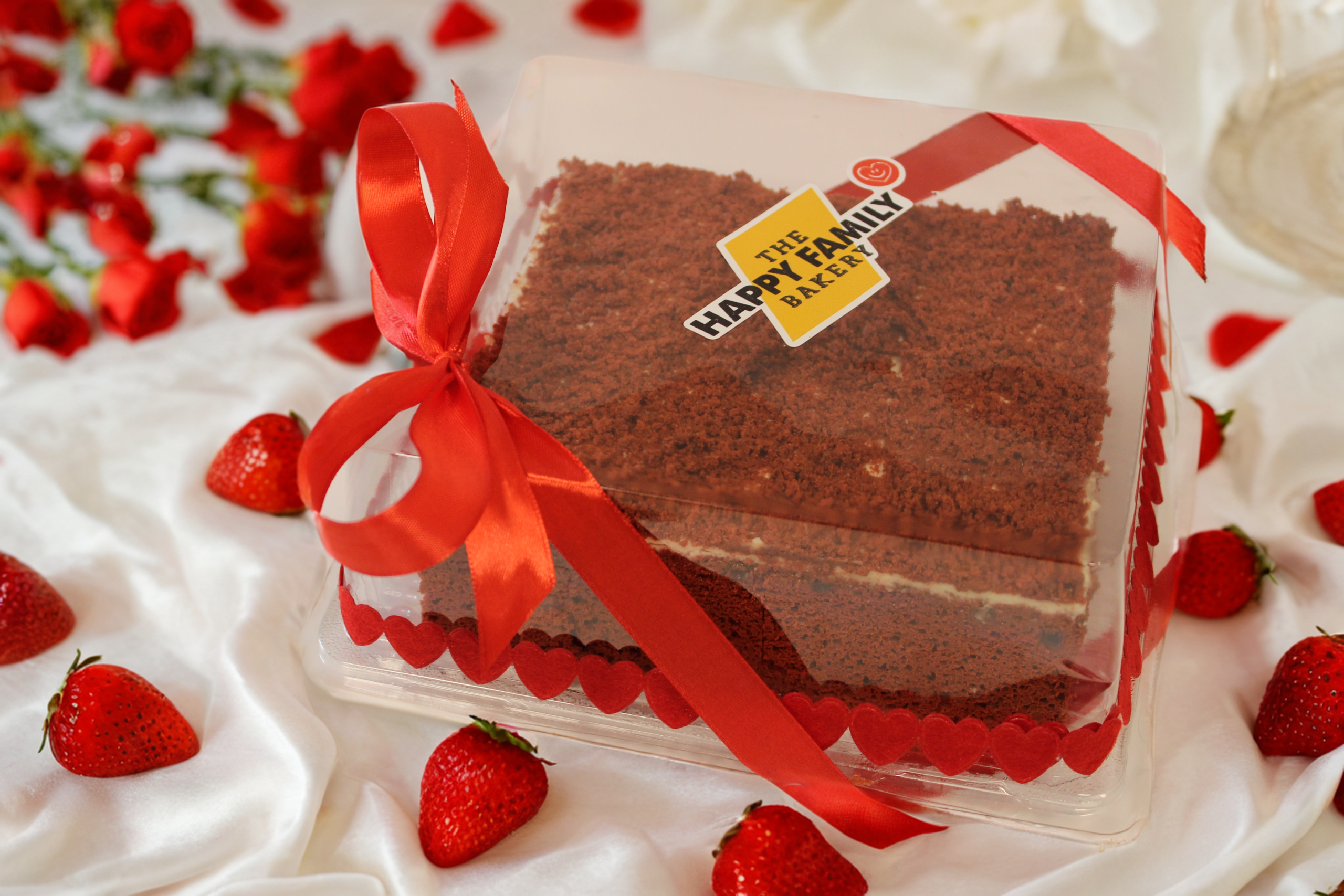 The best gift for Valentine's Day is a handmade cake. Created by professional confectioners to give a wonderful impression of the gift and the unsurpassed taste of the traditional red velvet cake.